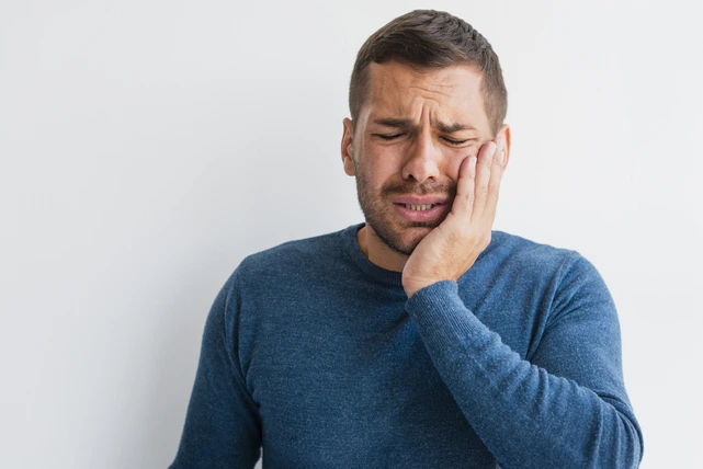 Homem com dente inflamado.