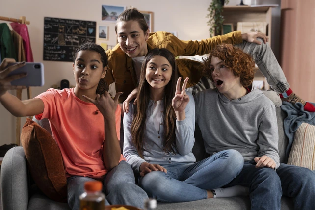 Foto de um grupo de adolescentes ilustra um artigo sobre odontohebiatria.