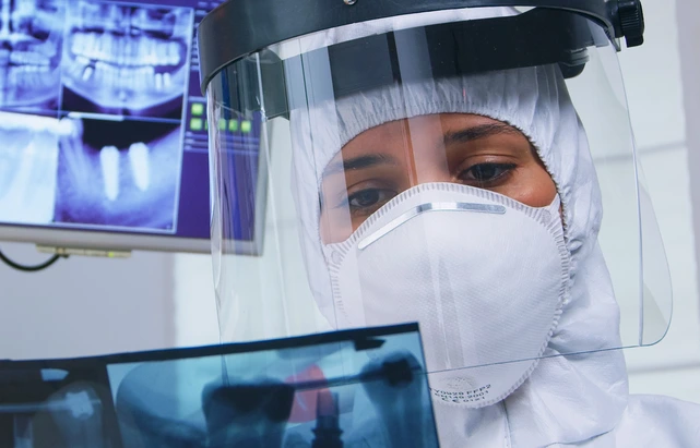 Perita exercendo a Odontologia Legal.