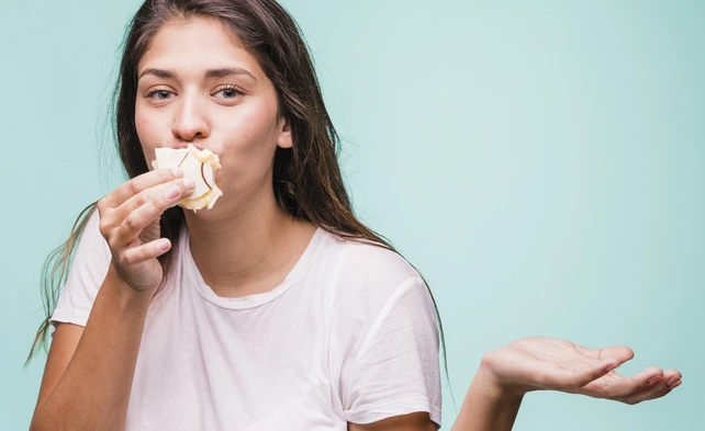 Mulher com disgeusia comendo e não sentindo o gosto.