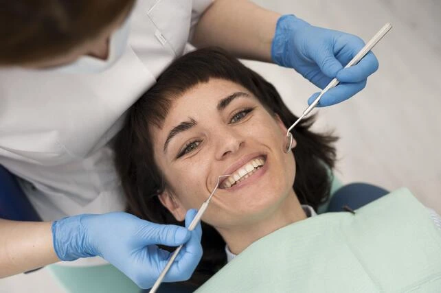Mulher fazendo tratamento de odontologia estética em Brasília.