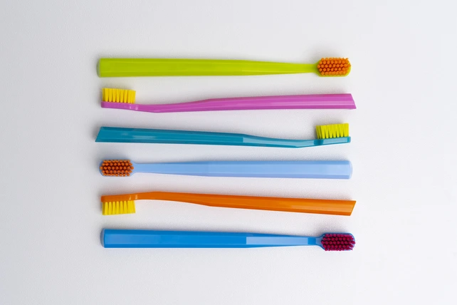 Escovas de dente coloridas.