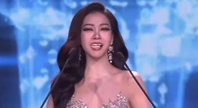 Kamolwan Chanago, candidata ao Miss Grand Thailand 2026, perdendo os dentes postiços.